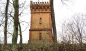 Zabytkowa wieża z podziemną komorą