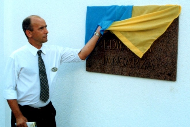 Zenon Plech w 1997 roku odsłonił pamiątkową tablicę nadającą stadionowi Stali imię Edwarda Jancarza
