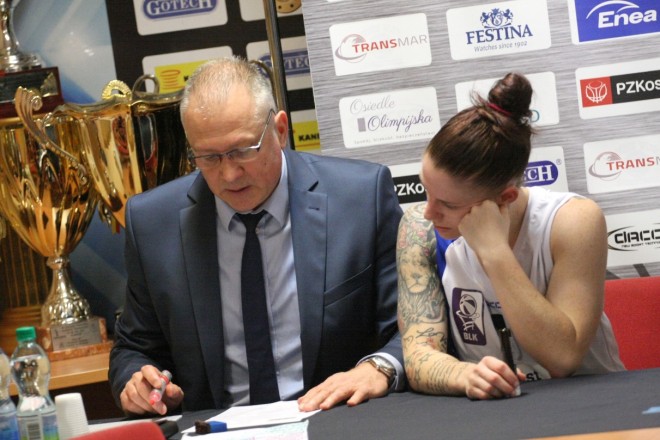 Trener Dariusz Maciejewski razem z Natalie Hurst już się zastanawiają, co zrobić, żeby powalczyć z Wisłą we własnej hali. Nie będzie to jednak takie proste, patrząc na obecną dyspozycję gorzowianek