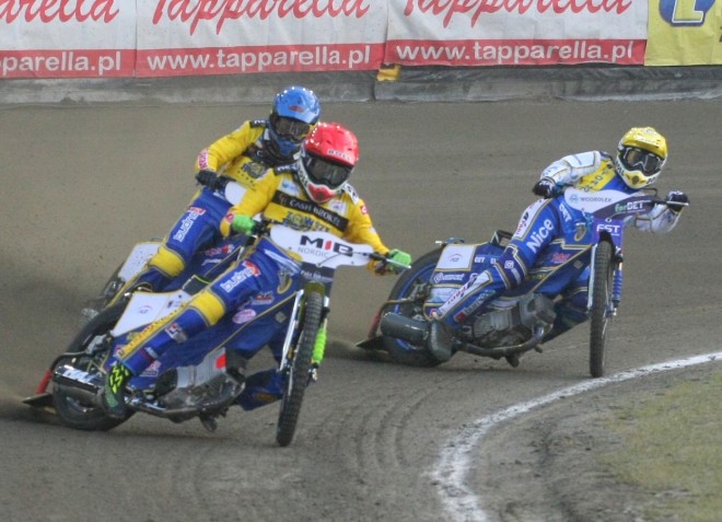 Pierwszy bieg, od lewej jadą: Linus Sundstroem (niebieski), Martin Vaculik (czerwony) i Jason Doyle (żółty)