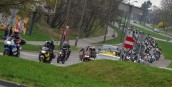 Motocyklowa parada z policjantami na czele