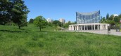 Posadzone wspólnie drzewka skoszono równo z trawą