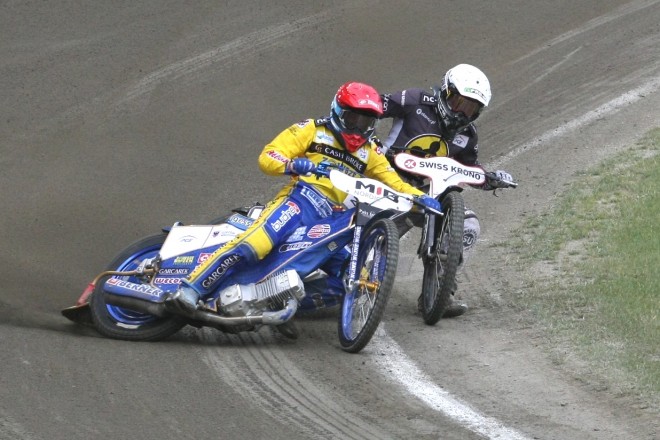 Bartosz Zmarzlik w walce z Grzegorzem Zengotą w ósmym wyścigu