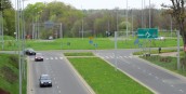 Starannie omijając ulicę Walczaka oraz centrum miasta