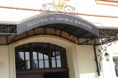Przed lustrem lub na dywanie. Różne oblicza pracy logopedy