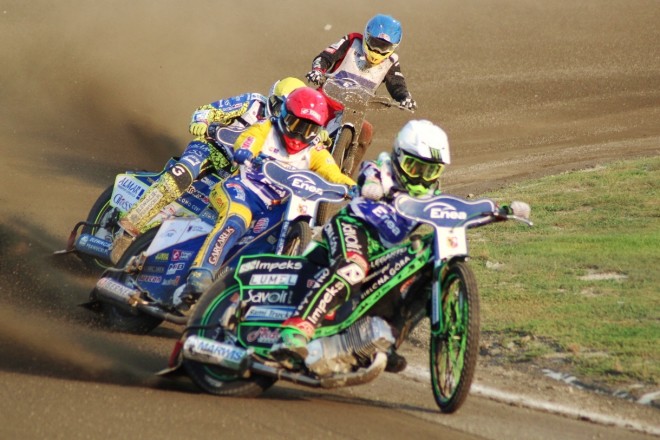 Pierwszy wyścig finału IMP. Na prowadzeniu Patryk Dudek (kask biały), dalej Bartosz Zmarzlik (czerwony), Bartosz Smektała (żółty) i Maciej Janowski (niebieski)