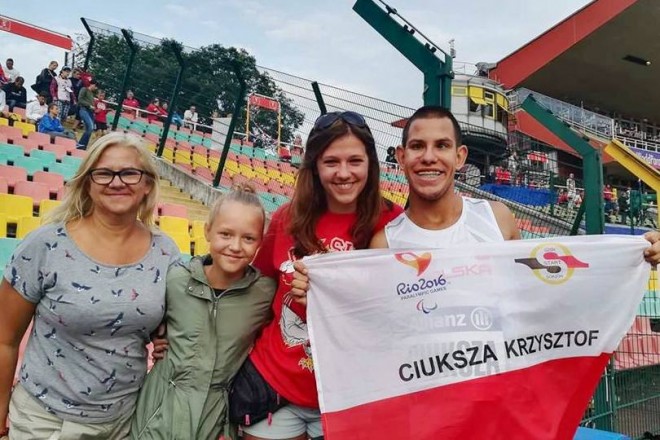Krzysztof Ciuksza świętuje zdobycie złotego medalu na 400 metrów na berlińskim stadionie