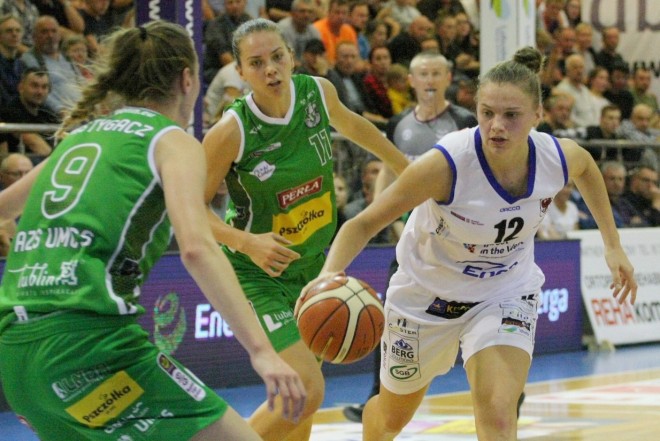 Laura Juskaite (z piłką) w swoim debiucie w gorzowskich barwach zdobyła 16 punktów