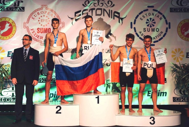 Dominik Michałowski na trzecim stopniu podium (drugi z prawej)