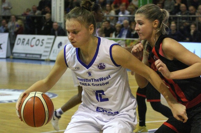 Laura Juskaite (z piłką) i Daria Kurilczuk