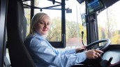 Blondynka za kierownicą autobusu przestaje dziwić