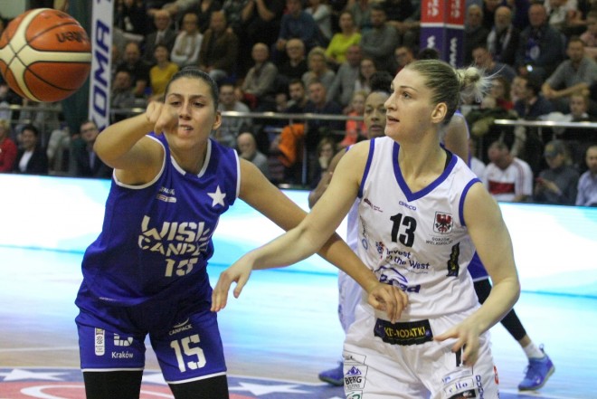 W walce o piłkę Maria Araújo i Maria Papowa