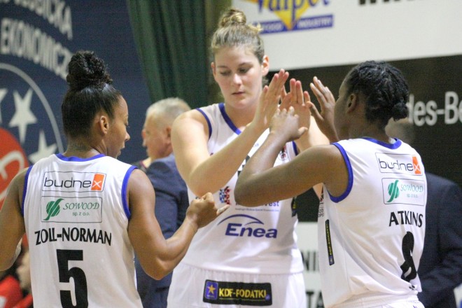 Od lewej Sharnee Zoll-Norman, Kyara Linkens i Ariel Atkins
