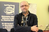 Przy pomocy komputera może sobie oglądać i czytać do woli