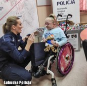 Policjanci zbierają zakrętki dla 14-letniej Wiktorii