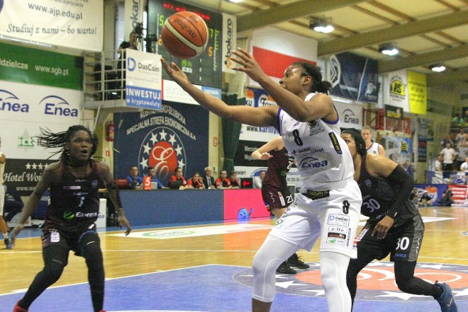 Ariel Atkins (z piłką) w czterech meczach play off z Energą Toruń w sumie zdobyła 83 punkty