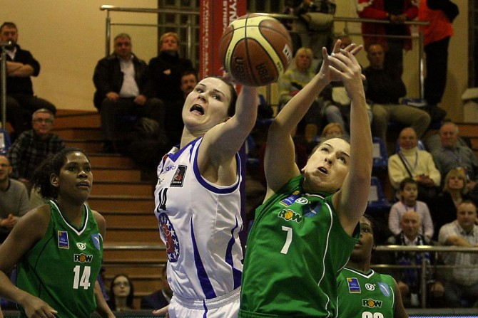 Agnieszka Kaczmarczyk (w białej koszulce) w nowym sezonie ponownie zagra w naszym zespole