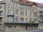 Niegdyś piękne, dziś szpetne budynki w mieście