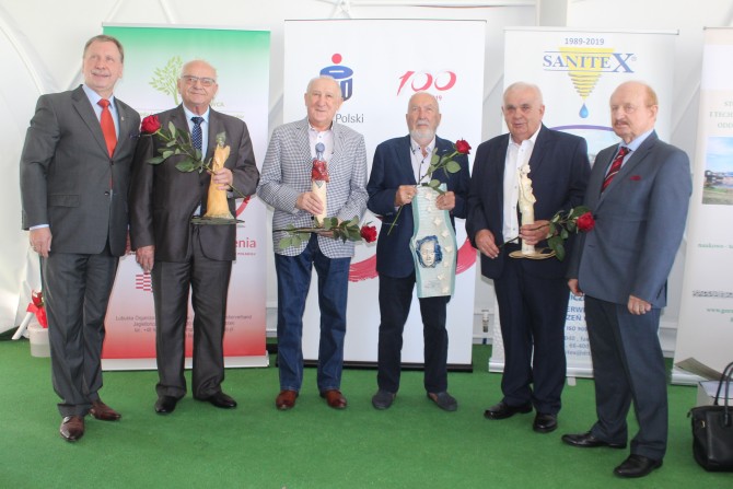 ‬Zasłużeni dla Lubuskiej Organizacji Pracodawców.‭ ‬Od lewej stoją:‭ ‬H.M.‭ ‬Woźniak,‭ ‬Marian Kaproń,‭ ‬T.‭ ‬Biczysko,‭ ‬S.‭ ‬Piosik,‭ ‬J.‭ ‬Woźny i R.‭ ‬Barański