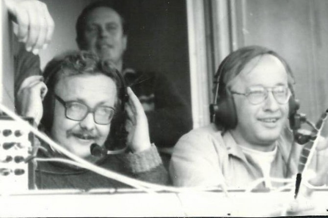 Red. Henryk Grzonka (z lewej) na Stadionie Śląskim podczas finału IMŚ w 1986 roku razem z red. Maciejem Pakulskim