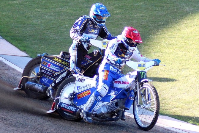 Nicki Pedersen (na prowadzeniu) to jedna z legend światowego żużla