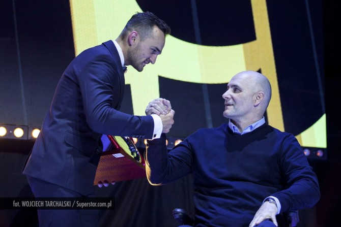 Tomasz Gollob wręczył Bartoszowi Zmarzlikowi specjalną nagrodę za zdobycie mistrzostwa świata