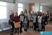 Świąteczne skrzaty od uczniów dla małych pacjentów