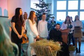 Przedświąteczne kolędowanie w sali Urzędu Miasta