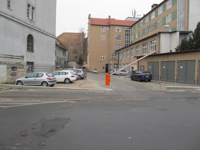 Kiedy odbywa się sesja rady miasta na urzędowym parkingu bywa zazwyczaj bardzo tłoczno, ale i na co dzień ten parking dla zwykłych mieszkańców jest niedostępny.