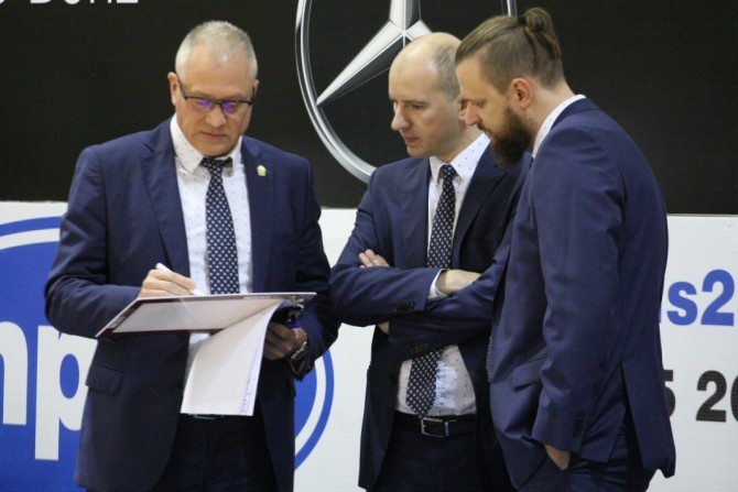 Sztab trenerski AZS AJP z Dariuszem Maciejewskim na czele (z lewej) szybko mógł dopisać dwa punkty do dorobku zespołu