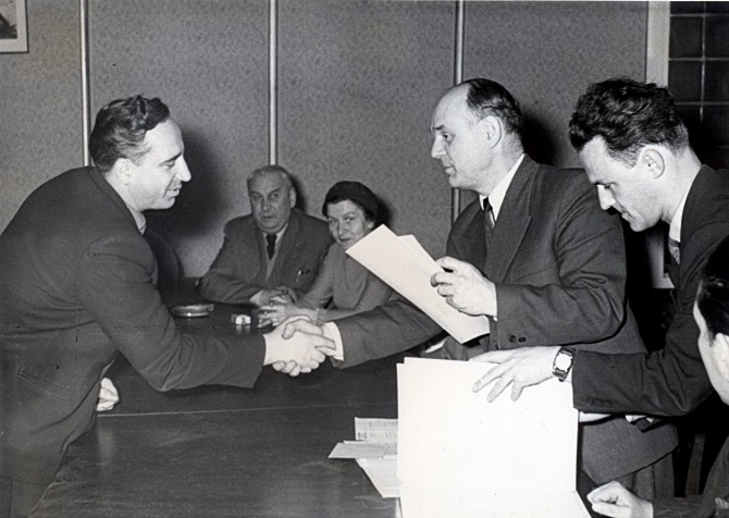 Zenon Bauer (z prawej) podczas spotkania u kolejarzy. Dokument odbiera Stanisław Gajewski (1919-1989), kolejarz-pionier, działacz związkowy, sportowy i kultury, jeden z tych, który bardzo się chciało...