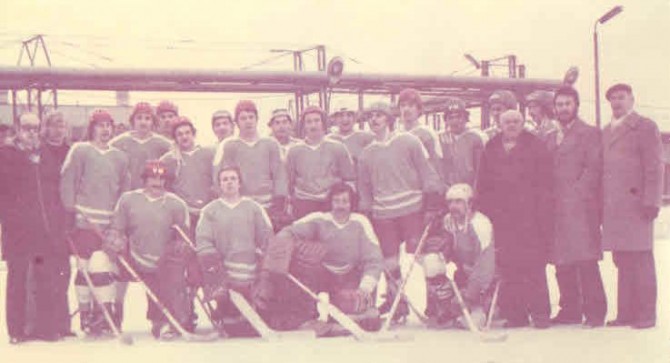 A. Wołkowski (pierwszy z prawej) i hokejowa drużyna Stilonu
