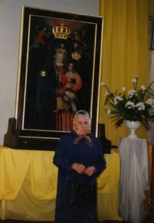 Stanisława Basaj z obrazem Matki Boskiej Klewańskiej