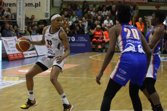 Jasmine Thomas (z piłką) poprowadziła akademiczki do czternastego zwycięstwa