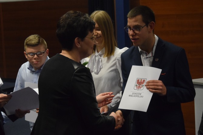 Krzysztof Ciuksza odbiera nagrodę od wiceprezydent miasta Małgorzaty Domagały