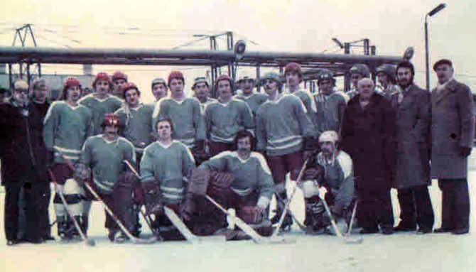 Andrzej Wołkowski (pierwszy z prawej) i jego hokejowa drużyna Stilonu