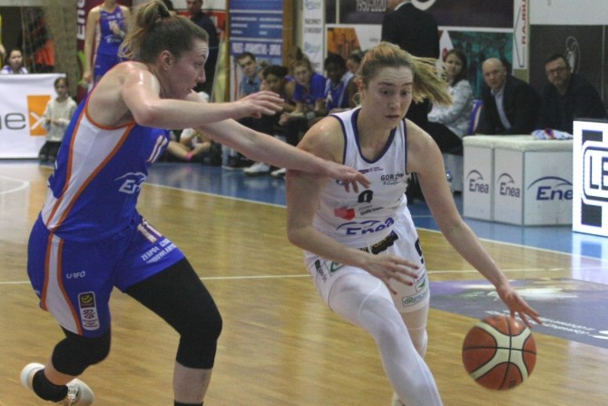 Annamaria Prezelj (z piłką) w meczu z Energą Toruń zdobyła 18 punktów
