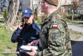 Policja sprawdza osoby podczas kwarantanny