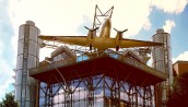 Niezwykłe muzeum z samolotem na dachu