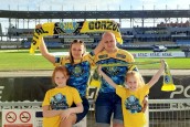 Nawet ślubna sesja odbyła się na stadionie