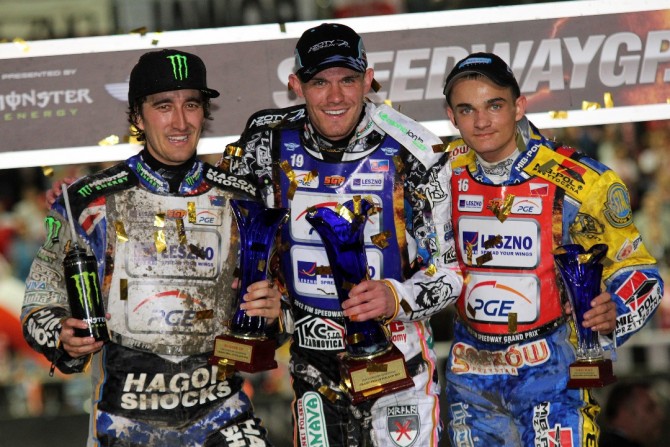 Pierwsze podium w Grand Prix Bartosza Zmarzlika w 2012 roku. Razem z nim stoją Chris Holder i Martin Vaculik
