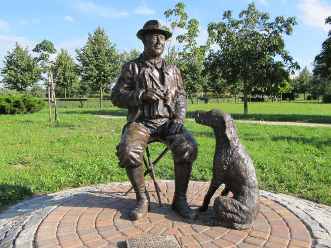 Pomnik Włodzimierza Korsaka w Parku Górczyńskim, który powstał dzięki staraniom gorzowskich myśliwych i przyjaciół lasu