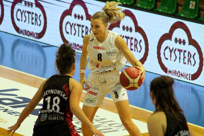 Aleksandra Kuczyńska (z piłką) bardzo udanie zadebiutował w rozgrywkach EBLK