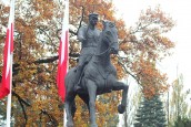 Kwiaty pod pomnikiem marszałka Piłsudskiego