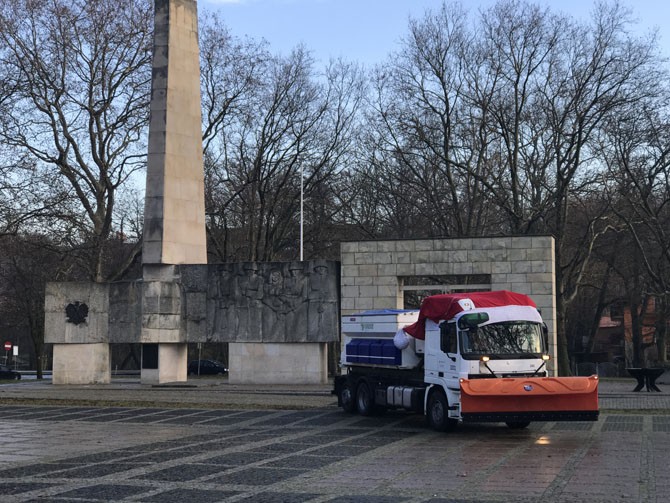 Do dyspozycji jest 10 pługopiaskarek, 250 ton soli, 60 ton chlorku wapnia oraz piasek do przygotowania odpowiedniej mieszanki