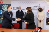Srebrna kielnia symbolem budowy hali