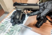 Wyciągnął pistolet, zażądał pieniędzy