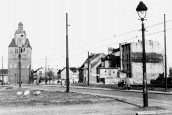 Szli przez ciche miasto, podpalając kamienice