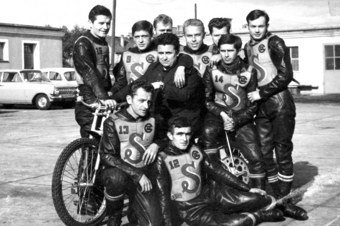 Stal mistrzem Polski w 1969 roku. Stoją od lewej: A. Pogorzelski, J. Padewski, E. Pilarczyk, E. Migoś, Z. Padewski (mechanik), R. Dziatkowiak. Na motocyklu: Z. Szarabajko i E. Jancarz. Niżej: M. Pilarczyk i W. Jurasz.