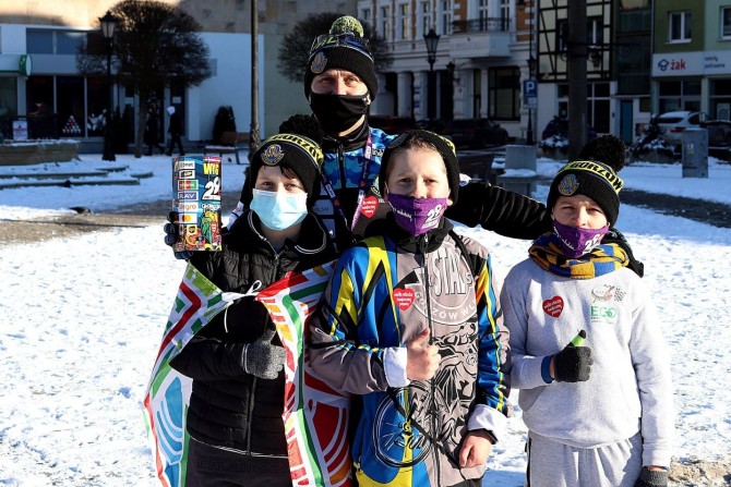 W zbiórce uczestniczył również trener młodych żużlowców Stali Piotr Paluch razem z adeptami czarnego sportu